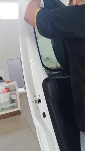 Instalação de película automotiva em andamento